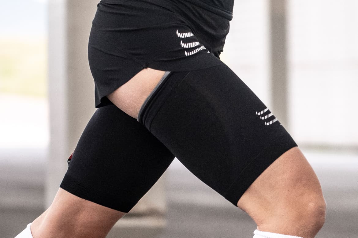 Zdjęcie czarnych opasek kompresyjnych na uda Compressport Under Control Quad