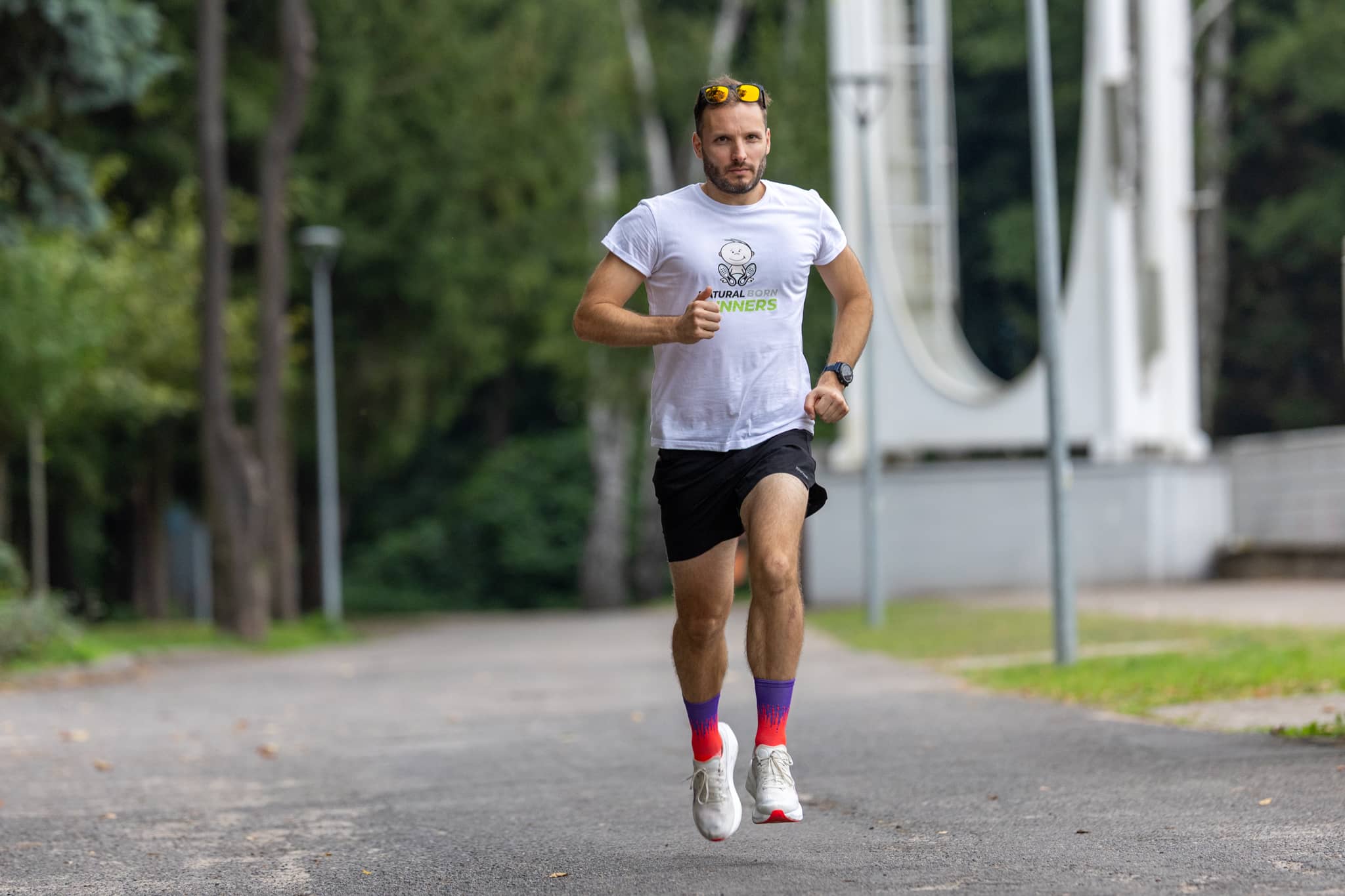 Bieg w butach z serii Asics Blast