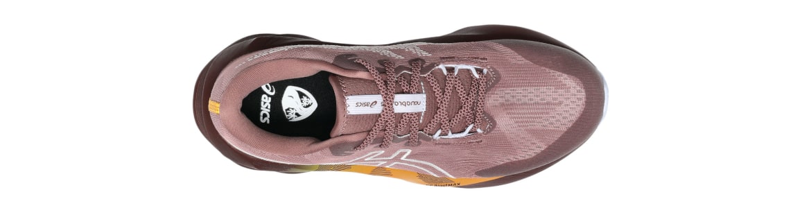 Buty damskie Asics Novablast 5 TR czerwone - zdjęcie cholewki