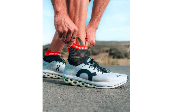 Skarpety Compressport Pro Racing V4 Run Low (Black / Core Red) czarne