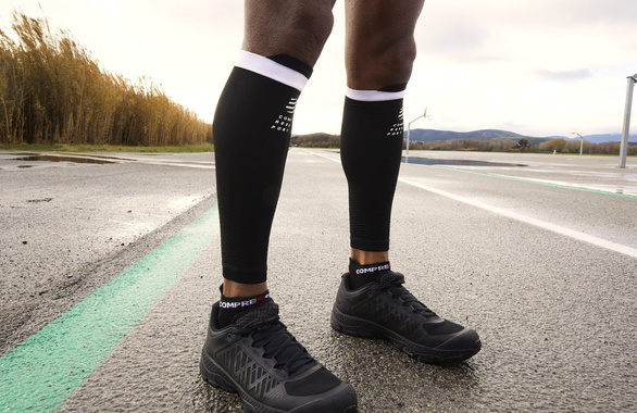 Skarpety Compressport Pro Racing Socks V4.0 Run Low (Black / Red) czarno-czerwone