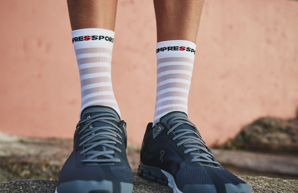 Skarpety Compressport Pro Racing Socks V4.0 Ultralight Run High (White / Alloy) białe