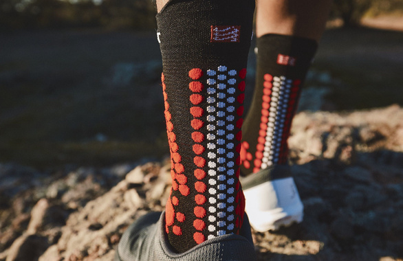 Skarpety Compressport Pro Racing Socks V4.0 Trail (Black / Red) czarno-czerwone