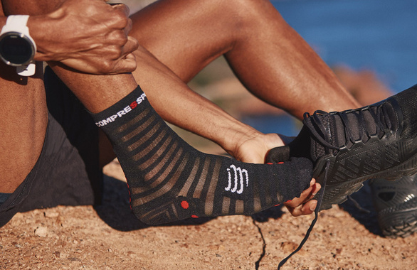 Skarpety Compressport Pro Racing Socks V4.0 Ultralight Run High (Black / Red) czarne