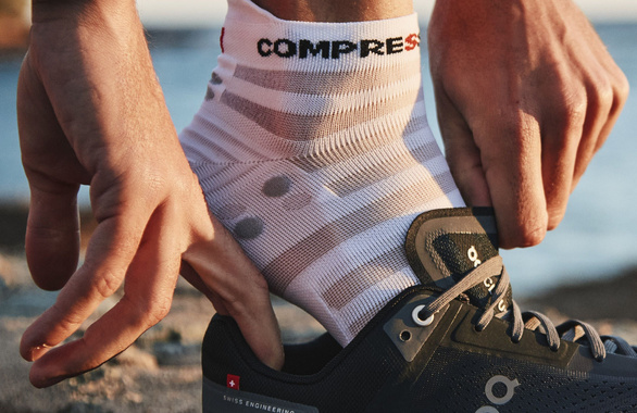 Skarpety Compressport Pro Racing Socks V4.0 Ultralight Run Low (White / Alloy) białe