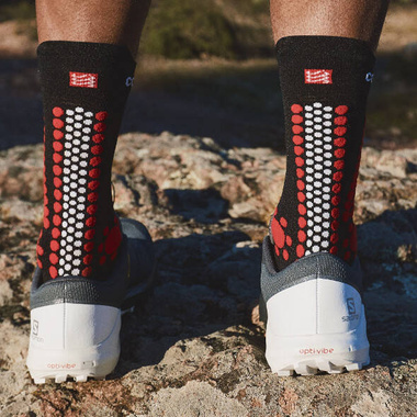 Skarpety Compressport Pro Racing Socks V4.0 Trail (Black / Red) czarno-czerwone
