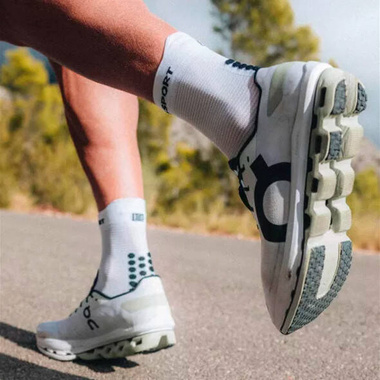 Skarpety Compressport Pro Racing Socks V4.0 Run High (White / Black) biało-czarne