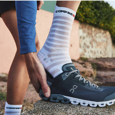 Skarpety Compressport Pro Racing Socks V4.0 Ultralight Run High (White / Alloy) białe