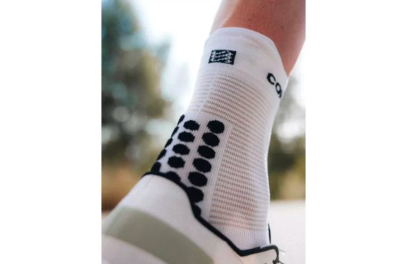 Skarpety Compressport Pro Racing Socks V4.0 Run High (White / Black) biało-czarne