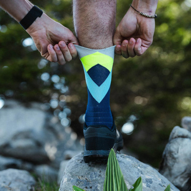 Skarpety Incylence Trail Summits Sunrise granatowo-żółte