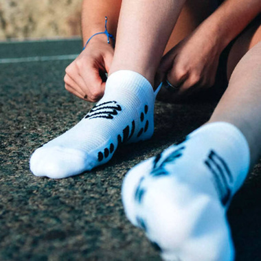 Skarpety Compressport Pro Racing Socks V4.0 Run Low (White / Black) biało-czarne