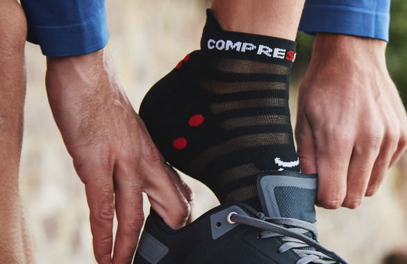Skarpety Compressport Pro Racing Socks V4.0 Ultralight Run Low (Black / Red) czarne