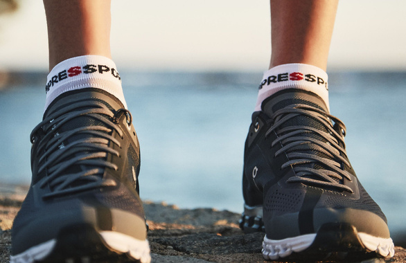 Skarpety Compressport Pro Racing Socks V4.0 Ultralight Run Low (White / Alloy) białe