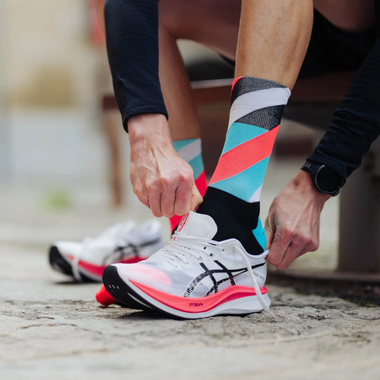 Skarpety Incylence Running Loops Black Cyan Inferno (High Cut) czarno-czerwono-niebieskie