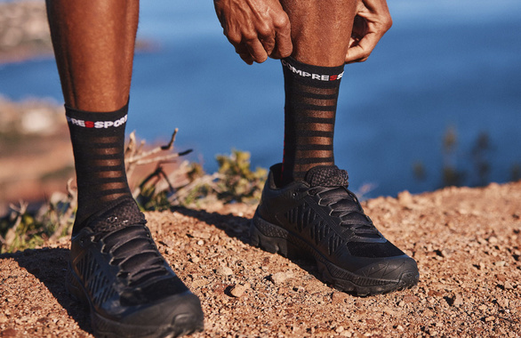 Skarpety Compressport Pro Racing Socks V4.0 Ultralight Run High (Black / Red) czarne