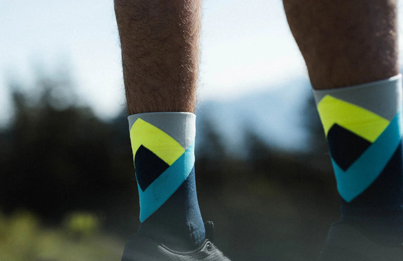 Skarpety Incylence Trail Summits Sunrise granatowo-żółte