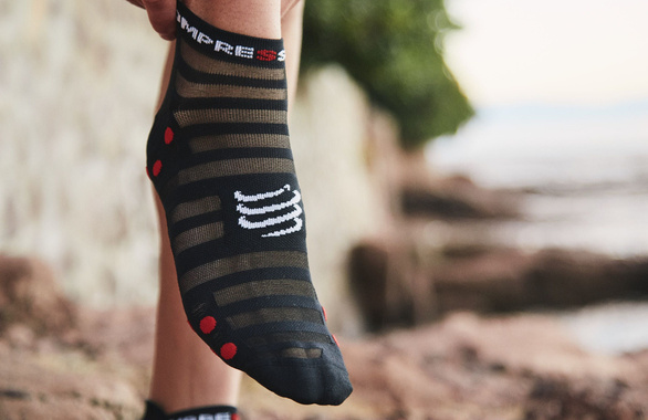 Skarpety Compressport Pro Racing Socks V4.0 Ultralight Run Low (Black / Red) czarne