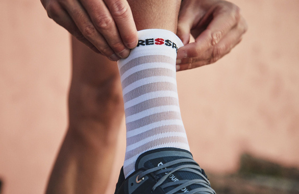 Skarpety Compressport Pro Racing Socks V4.0 Ultralight Run High (White / Alloy) białe