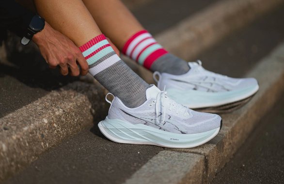Skarpety Incylence Merino Strive Light Grey Sky Blue (High Cut) szaro-czerwono-niebieskie