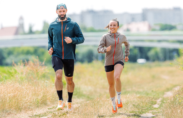 Kurtka Asics Fujitrail Elite Waterproof Jacket damska ciemnobeżowa SS25