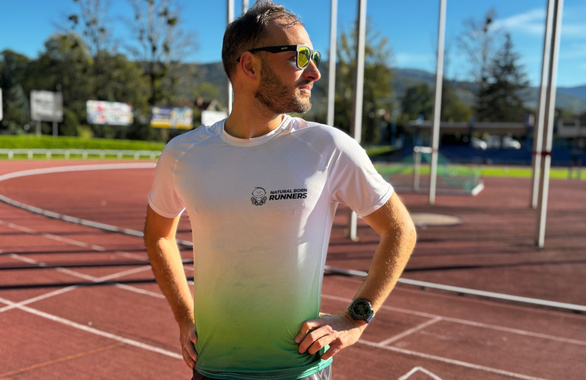 Koszulka startowa Natural Born Runners 2025 biało-zielona męska