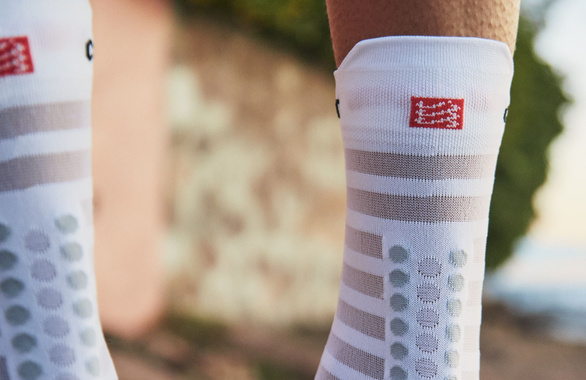 Skarpety Compressport Pro Racing Socks V4.0 Ultralight Run High (White / Alloy) białe
