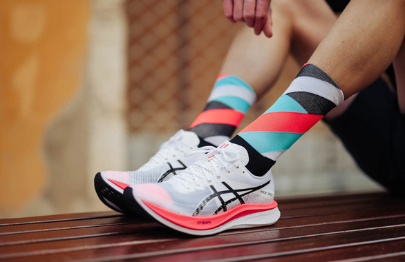 Skarpety Incylence Running Loops Black Cyan Inferno (High Cut) czarno-czerwono-niebieskie
