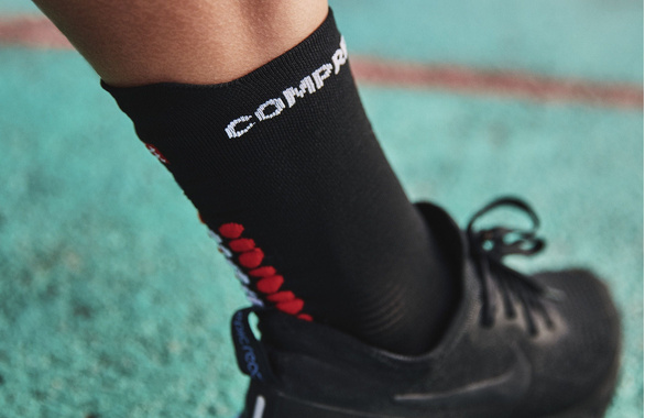 Skarpety COMPRESSPORT PRO RACING SOCKS V4.0 RUN HI czarno-czerwone
