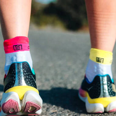 Skarpety Compressport Pro Racing Socks V4.0 Run Low biało-różowo-żółte