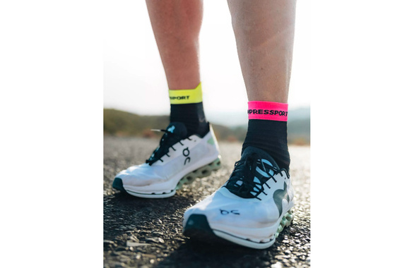 Skarpety Compressport Pro Racing Socks V4.0 Ultralight Run High czarno-żółto-różowe